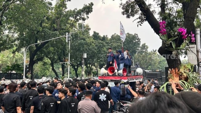 Penampakan puluhan mahasiswa saat menggelar demonstrasi di depan Gedung Balai Kota Jakarta pada Rabu, 21 Maret 2025. Namun, aksi unjuk rasa itu berujung rusuh saat puluhan pendemo dari kalangan mahasiswa itu membubarkan diri. Bahkan, terjadi bentrokan antara pendemo dengan kepolisian. Dilaporkan sebanyak 60 pendemo ditangkap oleh aparat kepolisian terkait demo rusuh tersebut. (Suara.com/Fakhri Fuadi).