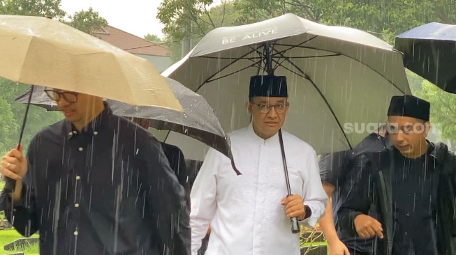 Anies Baswedan di pemakaman suami Najwa Shihab, Ibrahim Sjarief Assegaf di TPU Jeruk Purut, Jakarta, Rabu, 21 Mei 2025. [Suara.com/Adiyoga Priyambodo]