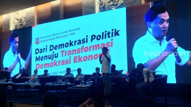 Wakil Ketua Umum Partai Gerindra Habiburokhman saat menghadiri acara diskusi bertajuk Sarasehan Memperingati Reformasi 1998 di Jakarta, Rabu (21/5/2025). (Suara.com/Lilis Varwati)