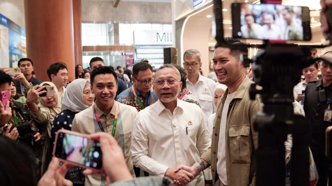 Menteri Perdagangan Zulkifli Hasan dan Mikael Jasin, World Barista Champion 2024. (dok. Omakafe)