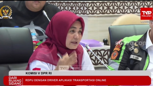 Eki Zakiya saat membeberkan cerita pahit selama menjadi mitra ojek online (ojol) saat Rapat Dengar Pendapat (RDP) dengan Komisi V DPR RI di Komplek Parlemen, Senayan, Jakarta. (Tangkapan layar/Bagaskara)