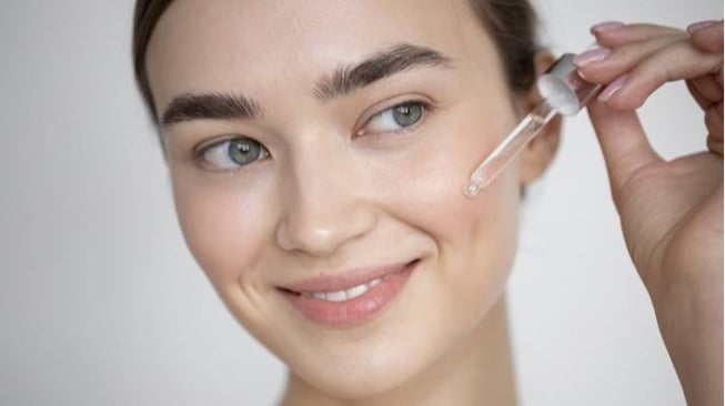 9 Rekomendasi Serum Mengandung Retinol untuk Atasi Tanda Penuaan, Bye Kerutan!