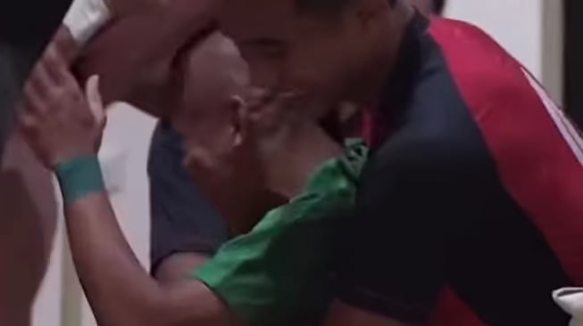 Riko Simanjuntak Dikeroyok Pemain Persija, Bajunya Hampir Dibuka