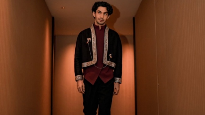 Bikin Heboh! Reza Rahadian Mendadak Jadi Pembawa Berita, Dalam Rangka Apa?