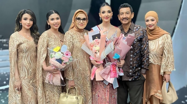 Ghina Raihanah, kekasih Izzat Assegaf bersama keluarganya (Instagram/@ghinarai)
