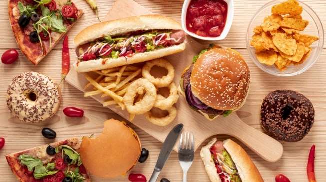 Ilustrasi junk food (Freepik)