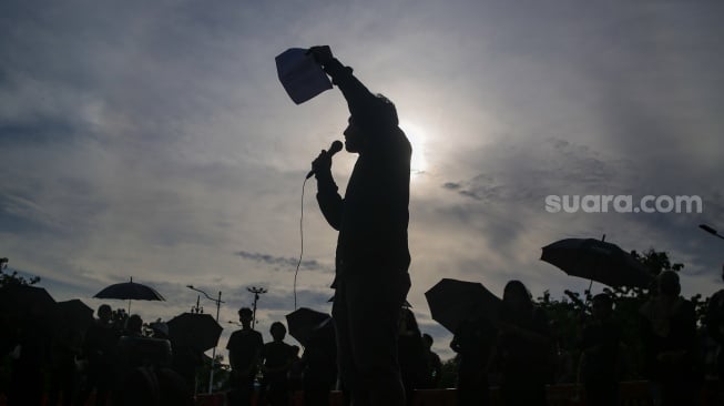 Para aktivis dari Jaringan Solidaritas Korban untuk Keadilan mengikuti Aksi Kamisan ke-862 di depan Istana Merdeka, Jakarta, Kamis (15/5/2025). [Suara.com/Alfian Winanto]
