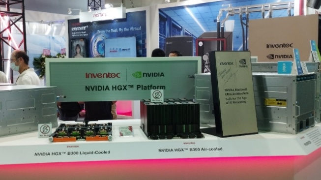 COMPUTEX 2025 - Inventec memamerkan solusi NVIDIA HGX dengan pendingin udara maupun air. [Suara.com/ Agung Pratnyawan]