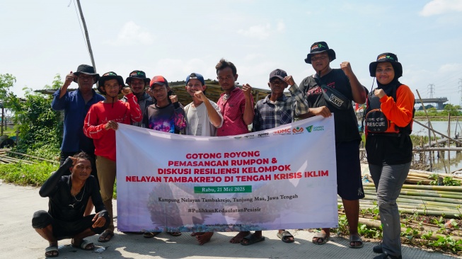 Nelayan, DMC, dan Wahana Lingkungan Hidup Indonesia (WALHI) Jawa Tengah bergotong royong menancapkan bambu rumpon di bibir pantai Tambakrejo, sebuah kampung nelayan di Semarang Utara pada Rabu (21/5/2025). [Istimewa]