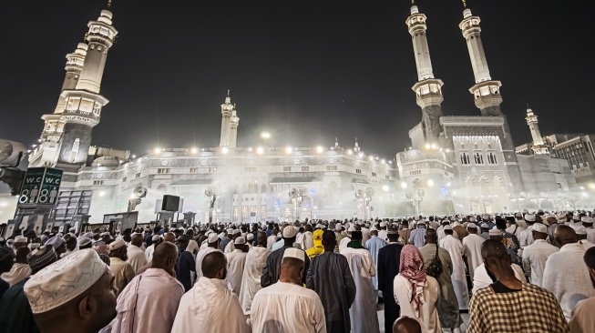 Jamaah calon haji dari berbagai negara menunaikan Shalat Isya berjamaah di Masjidil Haram, Makkah, Arab Saudi, Selasa (20/5/2025). [ANTARA FOTO/Andika Wahyu/foc]