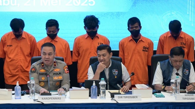 Tersangka dihadirkan saat konferensi pers ungkap kasus asusila dan pornografi di Bareskrim Mabes Polri, Jakarta, Rabu (21/5/2025). [ANTARA FOTO/Fauzan/bar]