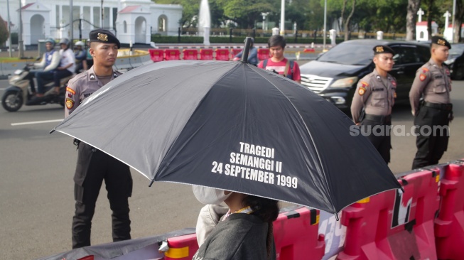 Para aktivis dari Jaringan Solidaritas Korban untuk Keadilan mengikuti Aksi Kamisan ke-862 di depan Istana Merdeka, Jakarta, Kamis (15/5/2025). [Suara.com/Alfian Winanto]