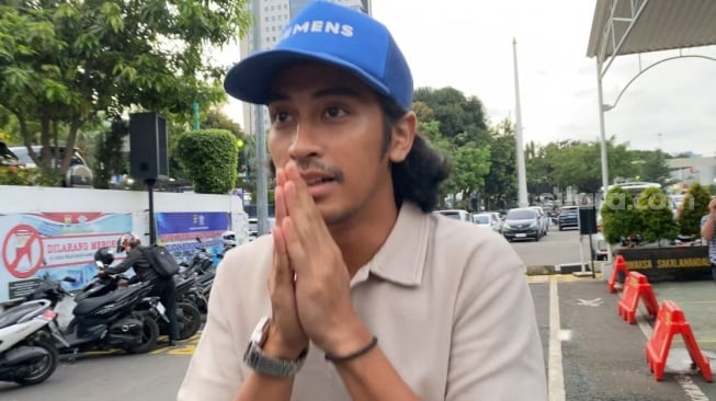 Umi Pipik ditemani Abidzar sambangi Polda Metro Jaya [Suara.com/Tiara Rosana]. 