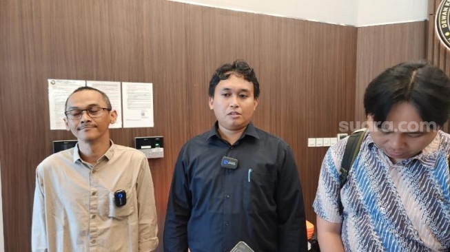 Koalisi Sipil melaporkan petinggi KPU RI ke DKPP terkait kasus penggunaan jet pribadi selama Pemilu 2024. (Suara.com/Fakhri Fuadi)