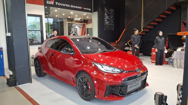Salah satu sudut GR Garage Auto2000 yang memiliki fasilitas workshop seperti modification zone, parts customization, display area hingga performance test dengan teknologi dyno. (Foto: SUARA.com/Michele Alessandra)