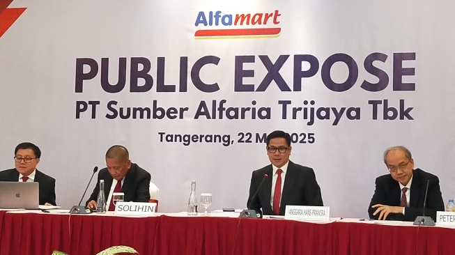 Para pembesar PT Sumber Alfaria Trijaya Tbk dan Rapat Umum Pemegang Saham Tahunan (RUPST) PT Midi Utama Indonesia Tbk (Alfamidi): Tomin Widian, Corporate Secretary PT Sumber Alfaria Trijaya Tbk, Solihin, Anggara Hans Prawira, Presiden Direktur Perseroan, dan Peter Suryadi (Suara.com/CNR ukirsari)