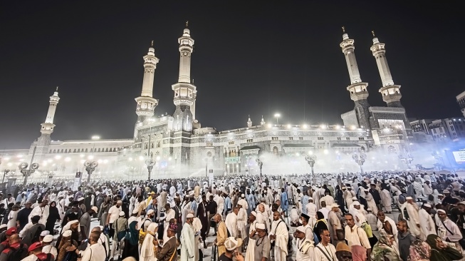Jamaah calon haji dari berbagai negara berjalan seusai menunaikan Shalat Isya berjamaah di Masjidil Haram, Makkah, Arab Saudi, Selasa (20/5/2025). [ANTARA FOTO/Andika Wahyu/foc]