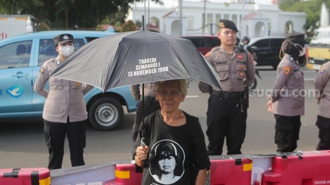 Aktivis Jaringan Solidaritas Korban untuk Keadilan Sumarsih (tengah) bersama sejumlah aktivis mengikuti Aksi Kamisan ke-862 di depan Istana Merdeka, Jakarta, Kamis (15/5/2025). [Suara.com/Alfian Winanto]