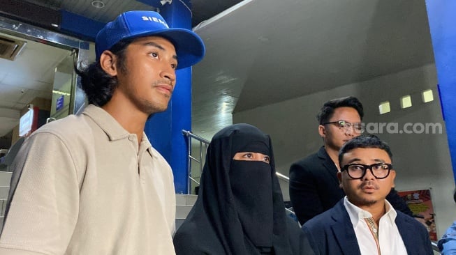 Umi Pipik dan Abidzar Al Ghifari didampingi pengacaranya telah membuat laporan terhadap akun medsos pembully di Polda Metro Jaya pada Kamis, (22/52025) malam. [Tiara Rosana/Suara.com]