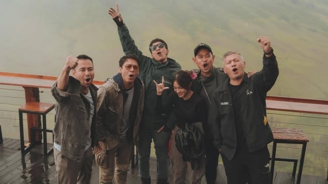 Raffi Ahmad rekan Ariel Noah saat tertidur (Instagram)