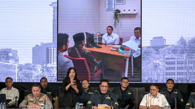 Direktur Tindak Pidana Umum (Dirtipidum) Bareskrim Polri Brigjen Pol. Djuhandhani Rahardjo Puro (keempat kanan) bersama Karopenmas Divisi Humas Polri Brigjen Pol Trunoyudo Wisnu Andiko (kedua kiri), dan Kepala Pusat Laboratorium Forensik (Kapuslabfor) Bareskrim Polri Brigjen Pol. Sudjarwoko (kedua kanan) memberikan keterangan saat konferensi pers tentang hasil penyelidikan pengaduan masyarakat tentang dugaan tindak pidana terkait ijazah Presiden ke-7 RI Joko Widodo di Bareskrim Mabes Polri, Jakarta, Kamis (22/5/2025). [ANTARA FOTO/Fauzan/tom]