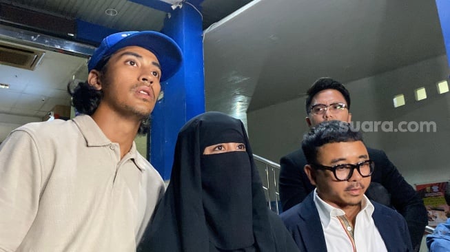 Didampingi Abidzar Al Ghifari, Umi Pipik Laporkan 2 Akun Medsos yang Menghinanya