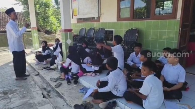 Puluhan Siswa SD di Pandeglang Tiga Tahun Belajar di Teras Sekolah, Kadindikpora Ngaku Belum Tahu