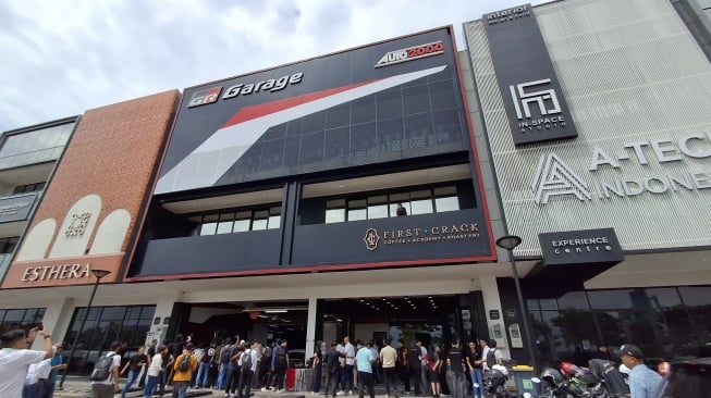 Ubahan tampilan GR Garage Auto2000 yang memiliki fasilitas workshop seperti modification zone, parts customization, display area hingga performance test dengan teknologi dyno. (Foto: SUARA.com/Michele Alessandra)