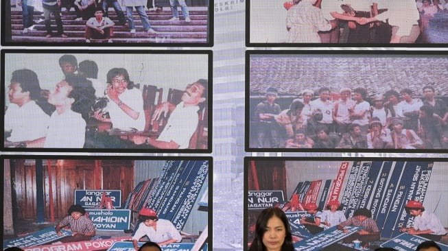 Layar menampilkan arsip foto Presiden ke-7 RI Joko Widodo saat konferensi pers tentang hasil penyelidikan pengaduan masyarakat tentang dugaan tindak pidana terkait ijazah Joko Widodo di Bareskrim Mabes Polri, Jakarta, Kamis (22/5/2025). [ANTARA FOTO/Fauzan/tom]