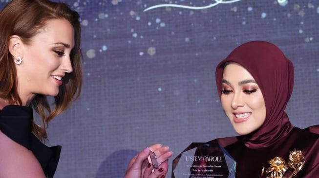 Syahrini saat menerima penghargaan (Instagram)