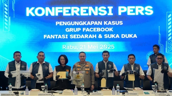 Direktur Tindak Pidana Siber Bareskrim Polri Brigjen Pol. Himawan Bayu Aji (keempat kanan) bersama Karopenmas Divisi Humas Polri Brigjen Pol Trunoyudo Wisnu Andiko (keempat kiri), Direktur Tindak Pidana Perempuan dan Anak - Tindak Pidana Perdagangan Orang (PPA-PPO) Brigjen Pol. Nurul Azizah (ketiga kiri) sejumlah pejabat Bareskrim Polri menunjukkan barang bukti saat konferensi pers ungkap kasus asusila dan pornografi di Bareskrim Mabes Polri, Jakarta, Rabu (21/5/2025). [ANTARA FOTO/Fauzan/bar]