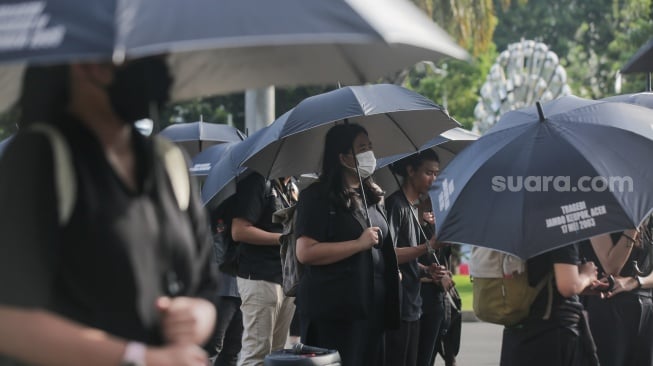 Para aktivis dari Jaringan Solidaritas Korban untuk Keadilan mengikuti Aksi Kamisan ke-862 di depan Istana Merdeka, Jakarta, Kamis (15/5/2025). [Suara.com/Alfian Winanto]
