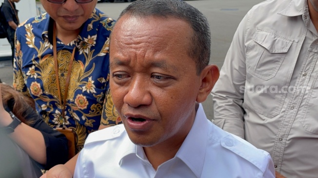 Menteri Energi dan Sumber Daya Mineral (ESDM) Bahlil Lahadlia di komplek Istana Negara, Kamis (22/5/2025). (Suara.com/Noviana)