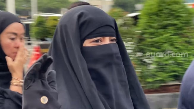 Umi Pipik ditemani Abidzar sambangi Polda Metro Jaya [Suara.com/Tiara Rosana]. 