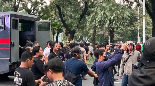 Masih Ditahan Polisi hingga Sekarang, Mahasiswa Trisakti: Rambut Saya Ditarik, Diseret, Lalu Dipukul