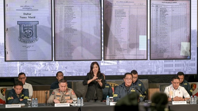 Direktur Tindak Pidana Umum (Dirtipidum) Bareskrim Polri Brigjen Pol. Djuhandhani Rahardjo Puro (keempat kanan) bersama Karopenmas Divisi Humas Polri Brigjen Pol Trunoyudo Wisnu Andiko (ketiga kiri), dan Kepala Pusat Laboratorium Forensik (Kapuslabfor) Bareskrim Polri Brigjen Pol. Sudjarwoko (kedua kanan) memberikan keterangan saat konferensi pers tentang hasil penyelidikan pengaduan masyarakat tentang dugaan tindak pidana terkait ijazah Presiden ke-7 RI Joko Widodo di Bareskrim Mabes Polri, Jakarta, Kamis (22/5/2025). [ANTARA FOTO/Fauzan/tom]