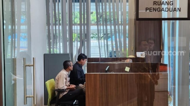 Koalisi Sipil melaporkan petinggi KPU RI ke DKPP terkait kasus penggunaan jet pribadi selama Pemilu 2024. (Suara.com/Fakhri Fuadi)