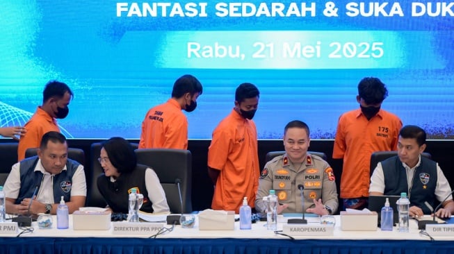Tersangka dihadirkan saat konferensi pers ungkap kasus asusila dan pornografi di Bareskrim Mabes Polri, Jakarta, Rabu (21/5/2025). [ANTARA FOTO/Fauzan/bar]