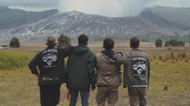 Raffi Ahmad rekan Ariel Noah saat tertidur (Instagram)