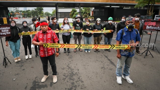 Sejumlah aktivis lingkungan menggelar aksi demonstrasi di Kompleks Parlemen DPR RI, Senayan, Jakarta, Jumat (23/5/2025). [Suara.com/Alfian Winanto]
