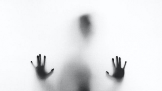 Teror Wanita Berbaju Putih dan 40 Hantu di Dalam Kamar