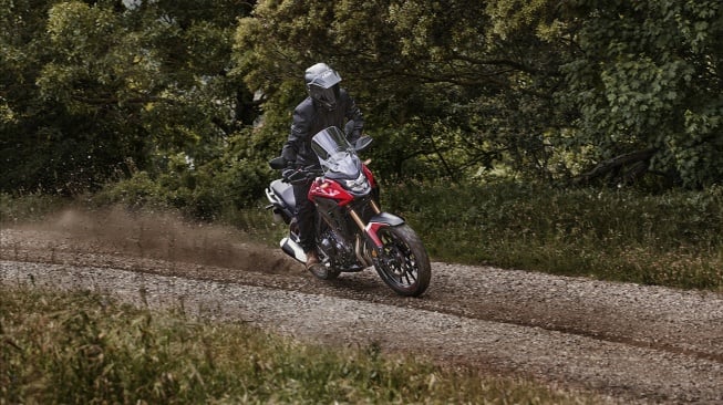 Pengendara mengendarai Honda CB500X sebagai motor adventure. [Dok Honda]