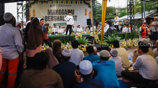 Warga saat mengikuti acara Manggarai Bershalawat di Manggarai, Jakarta, Jumat (23/5/2025). [Suara.com/Alfian Winanto]