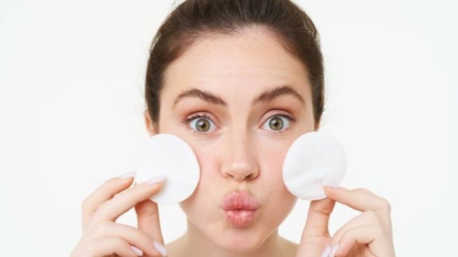 7 Rekomendasi Exfoliating Pad yang Ampuh Angkat Sel Kulit Mati, Bikin Wajah Mulus & Cerah