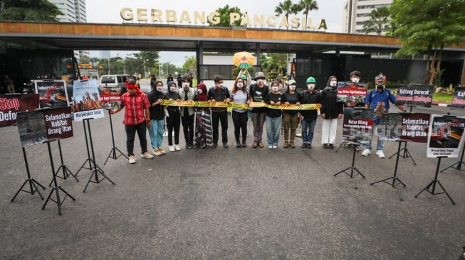 Sejumlah aktivis lingkungan menggelar aksi demonstrasi di Kompleks Parlemen DPR RI, Senayan, Jakarta, Jumat (23/5/2025). [Suara.com/Alfian Winanto]
