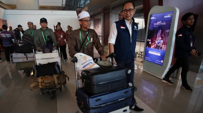 Sejumlah warga negara Indonesia (WNI) yang tinggal Muscat, Yaman Selatan, didampingi Direktur Perlindungan WNI Judha Nugraha (kanan) berjalan keluar terminal setibanya di Terminal 3 Bandara Soekarno-Hatta, Tangerang, Banten, Kamis (22/5/2025). [ANTARA FOTO/Muhammad Iqbal/Spt]