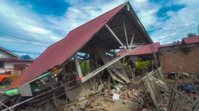 Warga memeriksa bangunan roboh pascagempa bumi berkekuatan magnitudo 6,3 di Kota Bengkulu, Bengkulu, Jumat (23/5/2025). [ANTARA FOTO/Muhammad Izfaldi/Lmo/rwa]
