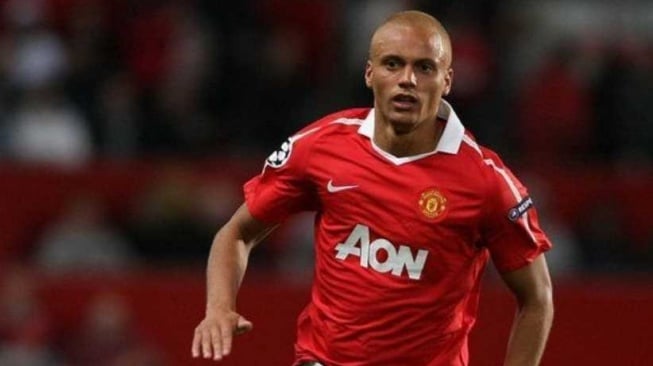 Penggemar sepak bola di Indonesia, khususnya pendukung Manchester United, bersiaplah! Wes Brown, mantan bek tangguh Setan Merah, dijadwalkan tiba di Indonesia akhir pekan ini, Minggu (25/5/2025). Kehadiran Wes Brown merupakan bagian dari rangkaian acara eksklusif bersama Adidas Indonesia, mulai dari Meet and Greet, coaching clinic, hingga nonton bareng pertandingan Premier League. [Dok. X/UTD_Anna_]