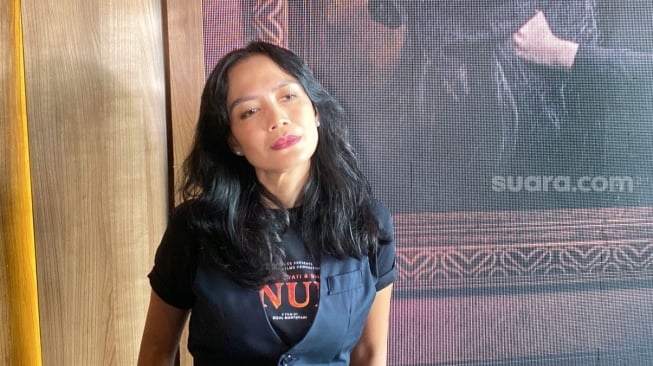 Ony Seroja Hafiedz pemain film Tenung saat ditemui di kawasan Setiabudi, Jakarta Selatan pada Kamis, 22 Mei 2025. [Suara.com/Tiara Rosana]