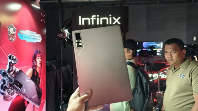 Tablet gaming Infinix Xpad GT yang resmi diluncurkan ke Indonesia pada Jumat (23/5/2025). [Suara.com/Dicky Prastya]